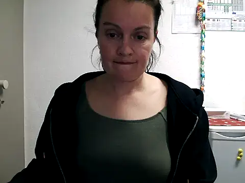 Snapshot of LoveNBloom chatting on March 2025 06:55:01 PM LoveNBloom online show from March 2025 06:55:01 PM