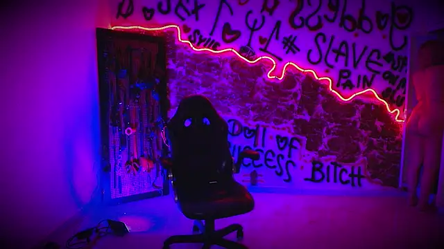 Laura takint online show from September 2025 09:03:02 PM