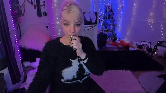 AliceW0lf online show from December 2025 07:53:01 PM