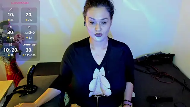 Snapshot of Laura_sinner chatting on June 2026 04:22:01 PM Laura sinner online show from June 2026 04:22:01 PM