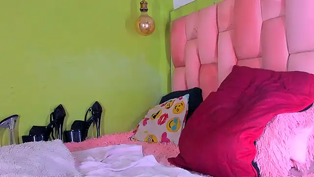 Snapshot of the_queen_aleja chatting on December 2024 04:58:02 AM the queen aleja online show from December 2024 04:58:02 AM