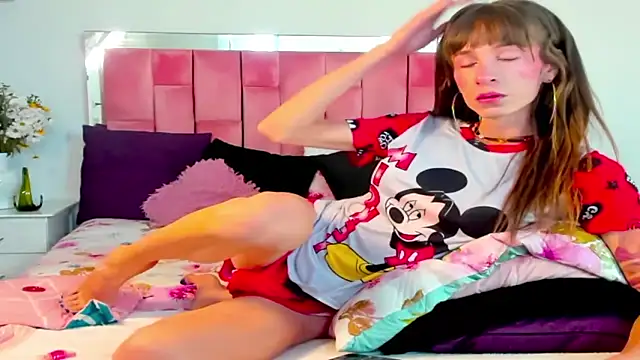 Snapshot of the_queen_aleja chatting on November 2025 02:27:02 PM the queen aleja online show from November 2025 02:27:02 PM