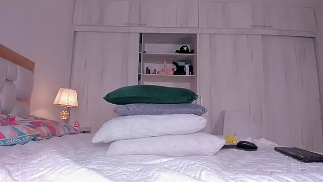 mia hank online show from January 2025 05:42:02 PM