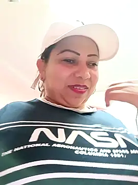 Snapshot of Alyona21 chatting on January 2025 10:23:01 PM Alyona21 online show from January 2025 10:23:01 PM