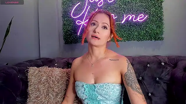 Snapshot of amy_e chatting on January 2025 01:00:01 AM amy e online show from January 2025 01:00:01 AM