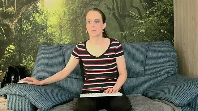 Snapshot of LadyChantale chatting on March 2025 09:05:02 AM LadyChantale online show from March 2025 09:05:02 AM