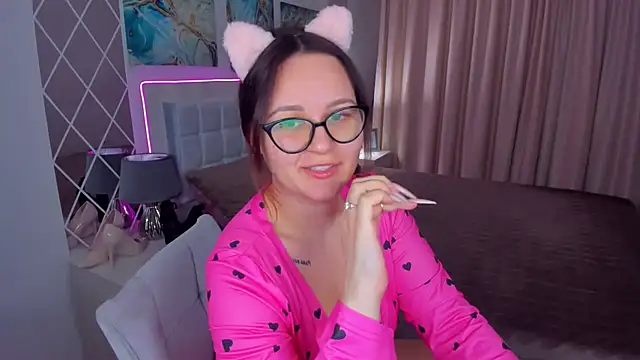 EsterLogan online show from February 2025 12:37:02 PM