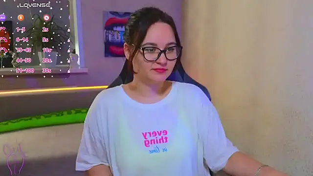 EsterLogan online show from September 2025 01:11:02 PM