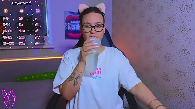 EsterLogan online show from September 2025 11:48:01 AM