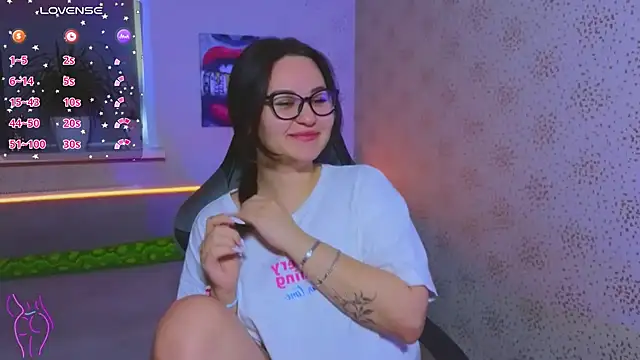 EsterLogan online show from October 2025 06:56:02 AM