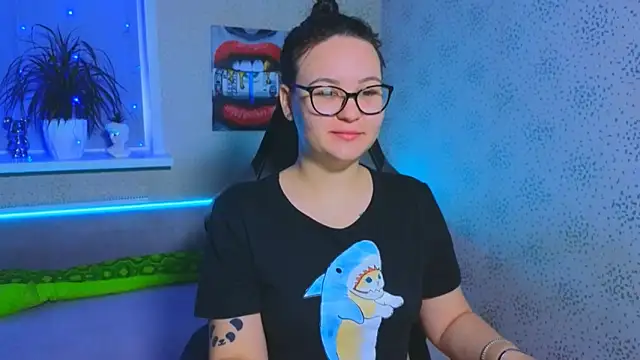 EsterLogan online show from November 2025 06:45:02 AM