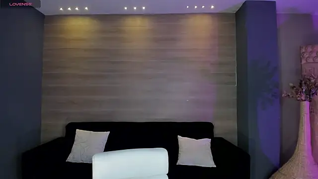 NiaHolland online show from April 2026 06:10:02 PM