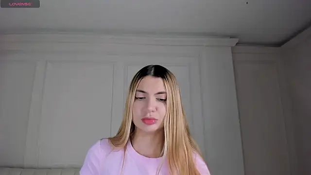 NiaHolland online show from April 2026 08:28:01 PM