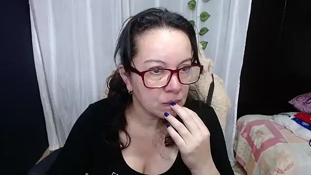 Sonialorens  online show from December 2024 01:25:01 PM