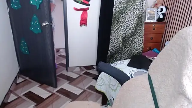 Sonialorens  online show from December 2025 06:48:01 PM