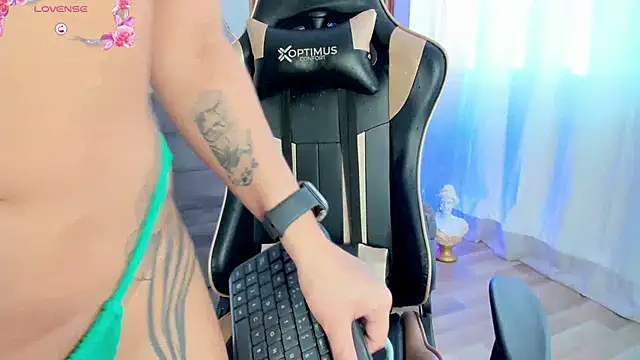 Snapshot of LaraBaker chatting on January 2025 10:46:02 PM LaraBaker online show from January 2025 10:46:02 PM