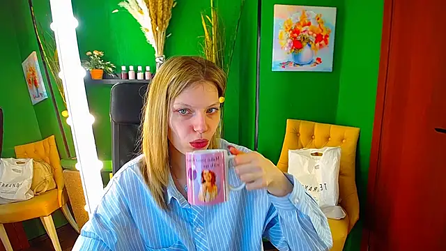 Snapshot of MaryHiggins chatting on February 2025 06:17:02 AM MaryHiggins online show from February 2025 06:17:02 AM