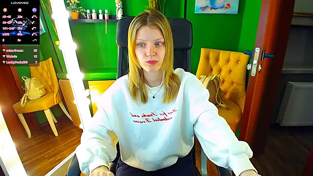 Snapshot of MaryHiggins chatting on March 2025 01:39:01 PM MaryHiggins online show from March 2025 01:39:01 PM