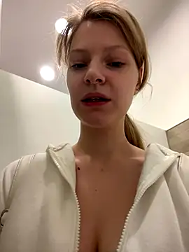 Snapshot of MaryHiggins chatting on September 2025 10:48:02 AM MaryHiggins online show from September 2025 10:48:02 AM