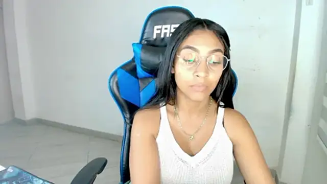 Snapshot of sophiax-x chatting on February 2026 01:12:01 AM sophiax-x online show from February 2026 01:12:01 AM