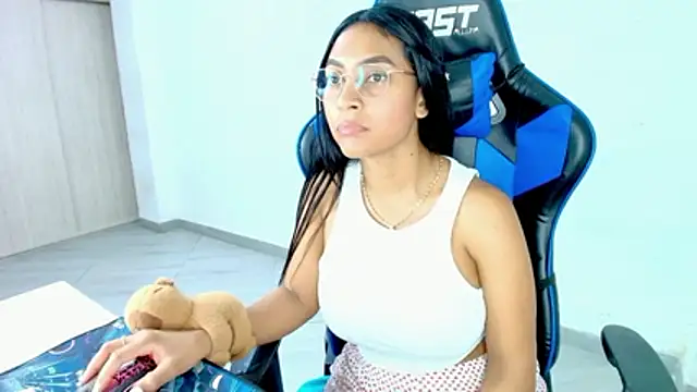 Snapshot of sophiax-x chatting on February 2026 03:05:02 AM sophiax-x online show from February 2026 03:05:02 AM