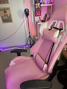 Emma Wish online show from November 2025 04:29:02 PM