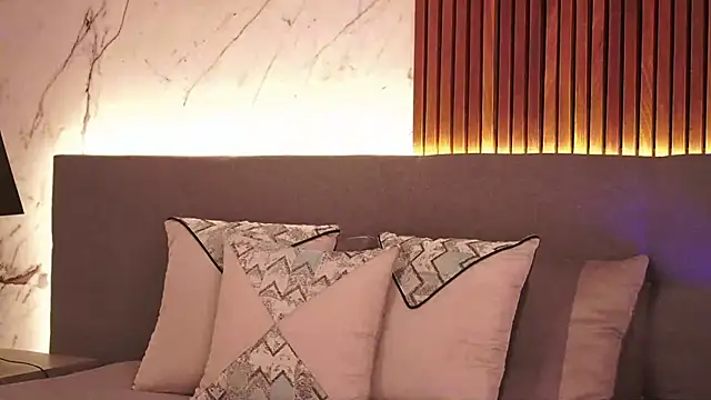 DulceLenns online show from February 2025 05:22:02 PM