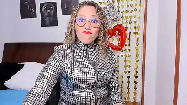taylorhot70 online show from July 2026 04:05:01 AM