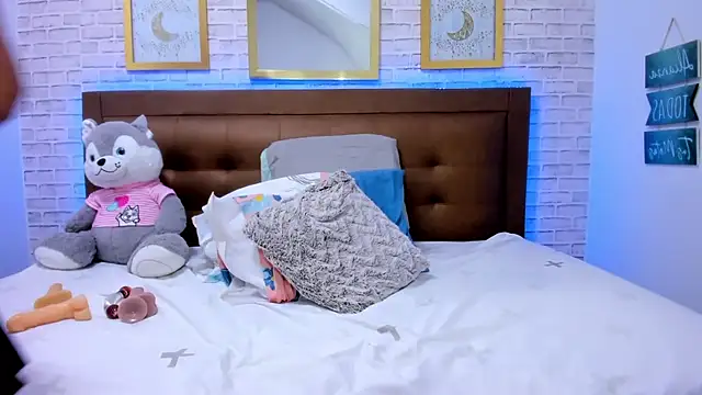 olivia love  online show from January 2025 01:11:01 AM