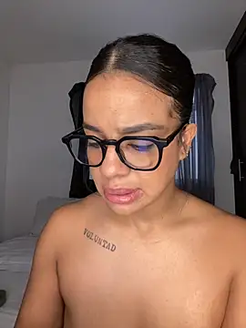 Snapshot of trianawhite chatting on December 2025 03:10:01 PM trianawhite online show from December 2025 03:10:01 PM