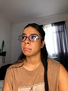 Snapshot of trianawhite chatting on January 2026 03:05:01 PM trianawhite online show from January 2026 03:05:01 PM