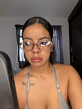 Snapshot of trianawhite chatting on February 2026 02:46:02 PM trianawhite online show from February 2026 02:46:02 PM