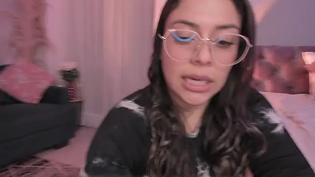 Snapshot of Nicolle_W chatting on February 2025 02:47:02 PM Nicolle W online show from February 2025 02:47:02 PM