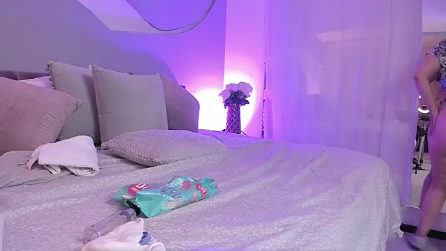 Snapshot of Nicolle_W chatting on February 2025 03:31:02 PM Nicolle W online show from February 2025 03:31:02 PM