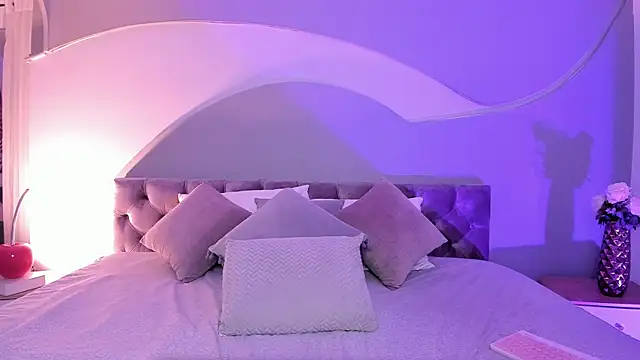 Snapshot of Nicolle_W chatting on March 2025 12:01:01 PM Nicolle W online show from March 2025 12:01:01 PM