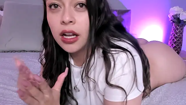 Snapshot of Nicolle_W chatting on March 2025 06:01:02 PM Nicolle W online show from March 2025 06:01:02 PM