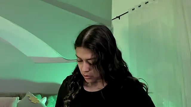 Snapshot of Nicolle_W chatting on March 2025 06:42:02 PM Nicolle W online show from March 2025 06:42:02 PM