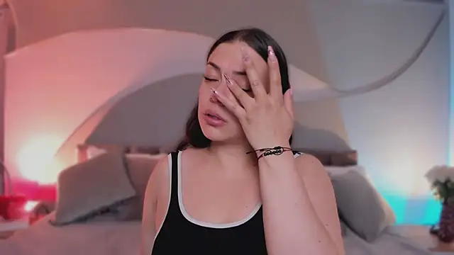 Nicolle W online show from April 2026 11:43:01 AM