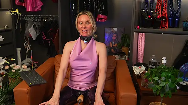 Snapshot of lacie_le_beauty chatting on December 2024 08:11:01 PM lacie le beauty online show from December 2024 08:11:01 PM