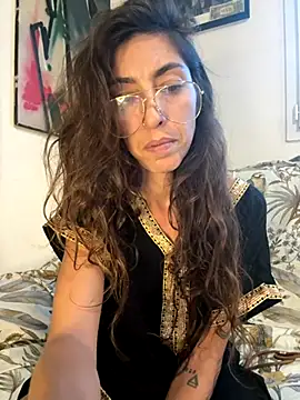 amanilouve online show from November 2025 04:18:01 PM