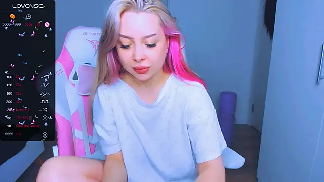 MonaLauu online show from March 2025 05:50:01 PM