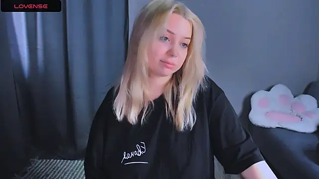 MonaLauu online show from December 2025 09:02:01 AM