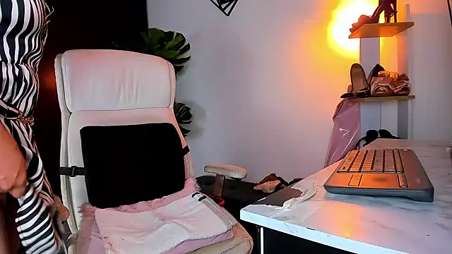 Emmiily 1 online show from January 2025 04:27:01 AM