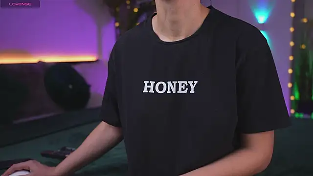 Lorettelorena online show from November 2025 07:57:02 PM