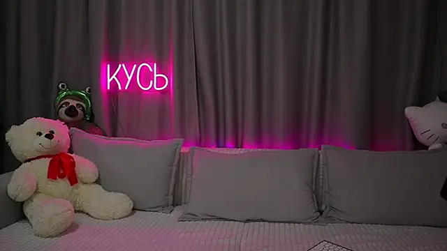 Snapshot of _LadyMargo_ chatting on November 2025 12:19:01 AM LadyMargo online show from November 2025 12:19:01 AM