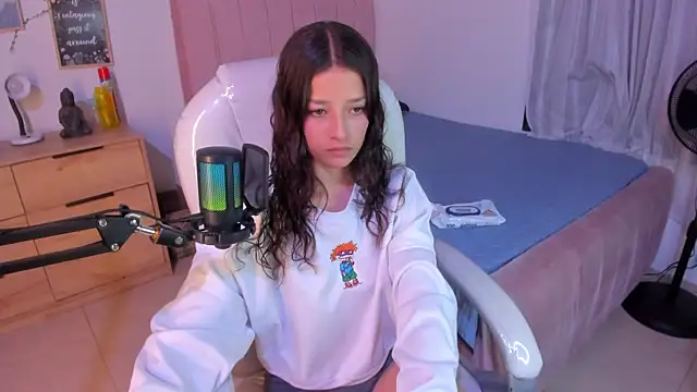 Snapshot of Amaia_Daniells chatting on February 2025 04:06:01 AM Amaia Daniells online show from February 2025 04:06:01 AM