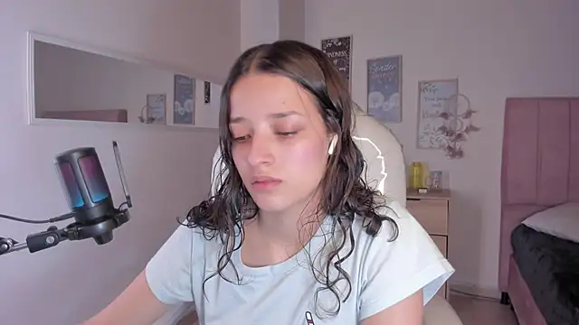 Snapshot of Amaia_Daniells chatting on September 2025 03:39:02 AM Amaia Daniells online show from September 2025 03:39:02 AM