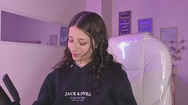 Snapshot of Amaia_Daniells chatting on October 2025 03:24:02 AM Amaia Daniells online show from October 2025 03:24:02 AM