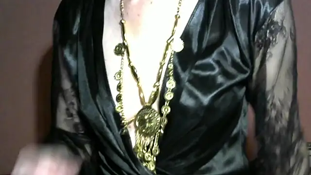 PrettyAndWild online show from October 2025 04:16:01 PM