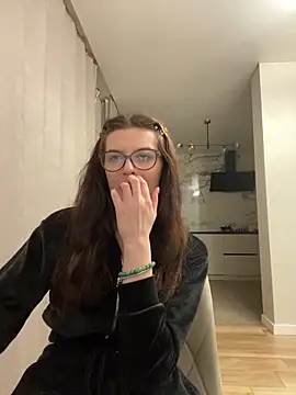 little belucci online show from December 2024 04:17:01 PM